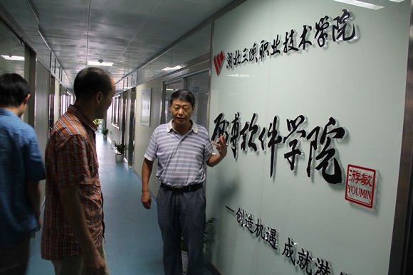 校長游敏（右一）、董事長陳相陽（右二）查看教學場所